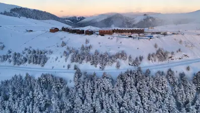 Zigana’da kar kalınlığı 1 metreye yaklaştı: Tatilciler bölgeye akın etti