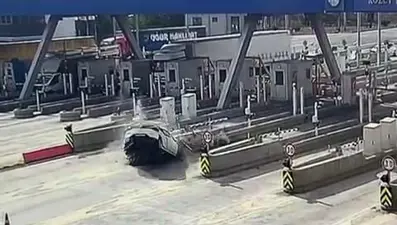 Gişede ölüm: Korkunç kaza güvenlik kamerasında