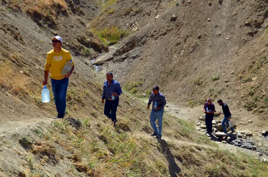 'Şifalı' sanılan pis suyu içmek için Türkiye'nin dört bir yanından Muş'a geliyorlar 8
