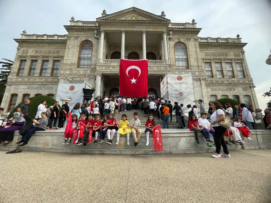 Dolmabahçe Sarayı'na Cumhuriyet'in 100. yılında ziyaretçi akını 14 Dolmabahçe Sarayı'na Cumhuriyet'in 100. yılında ziyaretçi akını 14