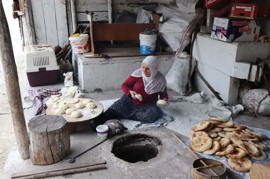 Uzun süre bayatlamayan ekmekler böyle pişiriliyor: Gelenek Erzurum'da sürüyor 3