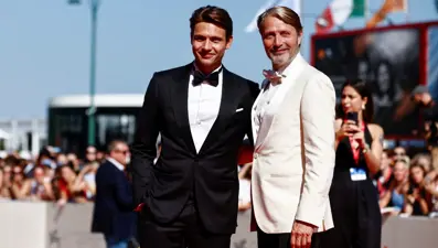 Mads Mikkelsen Venedik kırmızı halısına oğlu Carl Jacobsen Mikkelsen ile çıktı
