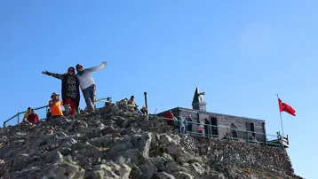 En iyi zirvelerden biri: Deniz seviyesinden 3 bin 200 metre yükseklikte
