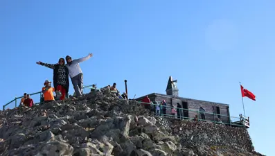 En iyi zirvelerden biri: Deniz seviyesinden 3 bin 200 metre yükseklikte