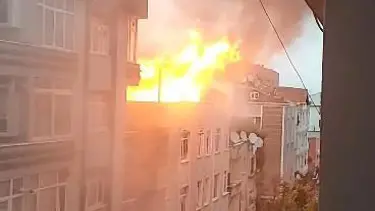 Avcılar'da alevlerden kurtulmak için yan binaya atladı