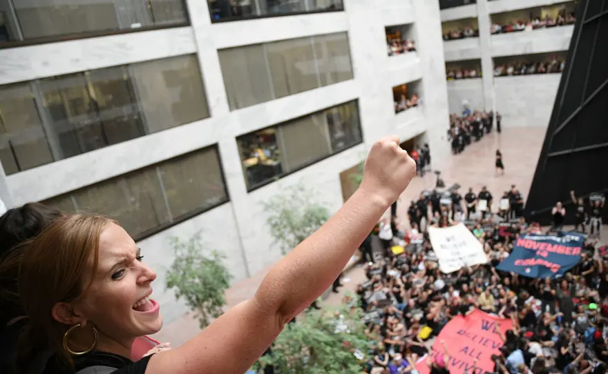 Kavanaugh'u protesto eden Amy Schumer ve Emily Ratajkowski tutuklandı 16