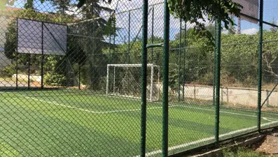 Devrilen kale direğinin altında kalan çocuk yaşamını yitirdi