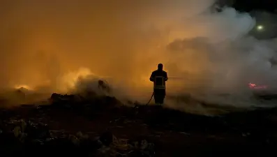 Atık yangını eve sıçramadan söndürüldü