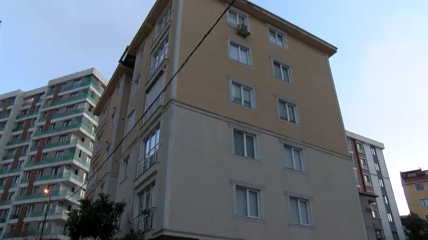 İnşaatın temel kazısında yan binanın istinat duvarı çöktü 1