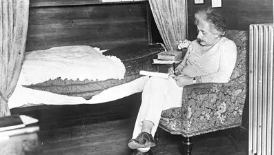 Albert Einstein yazdı: Tanrı'nın evreni yaratmadığını savunduğu mektup 125 bin dolara satışta (Einstein kimdir?)