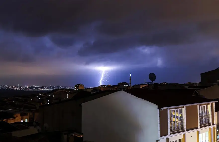 İstanbul'da şimşekli gece 1