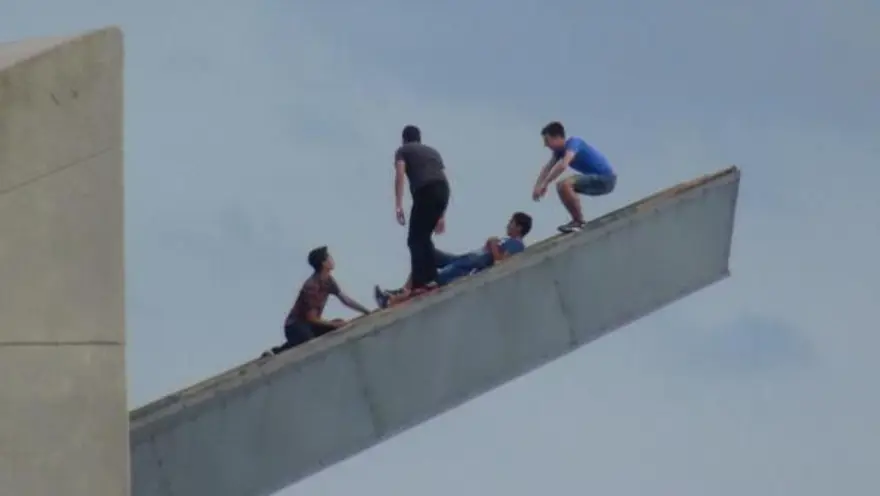 Gençlerin tehlikeli oyunu 