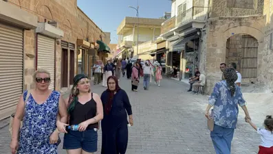 Midyat'ta termometreler 40 dereceyi gösterdi: Sıcağa rağmen bölgeye turist yağdı