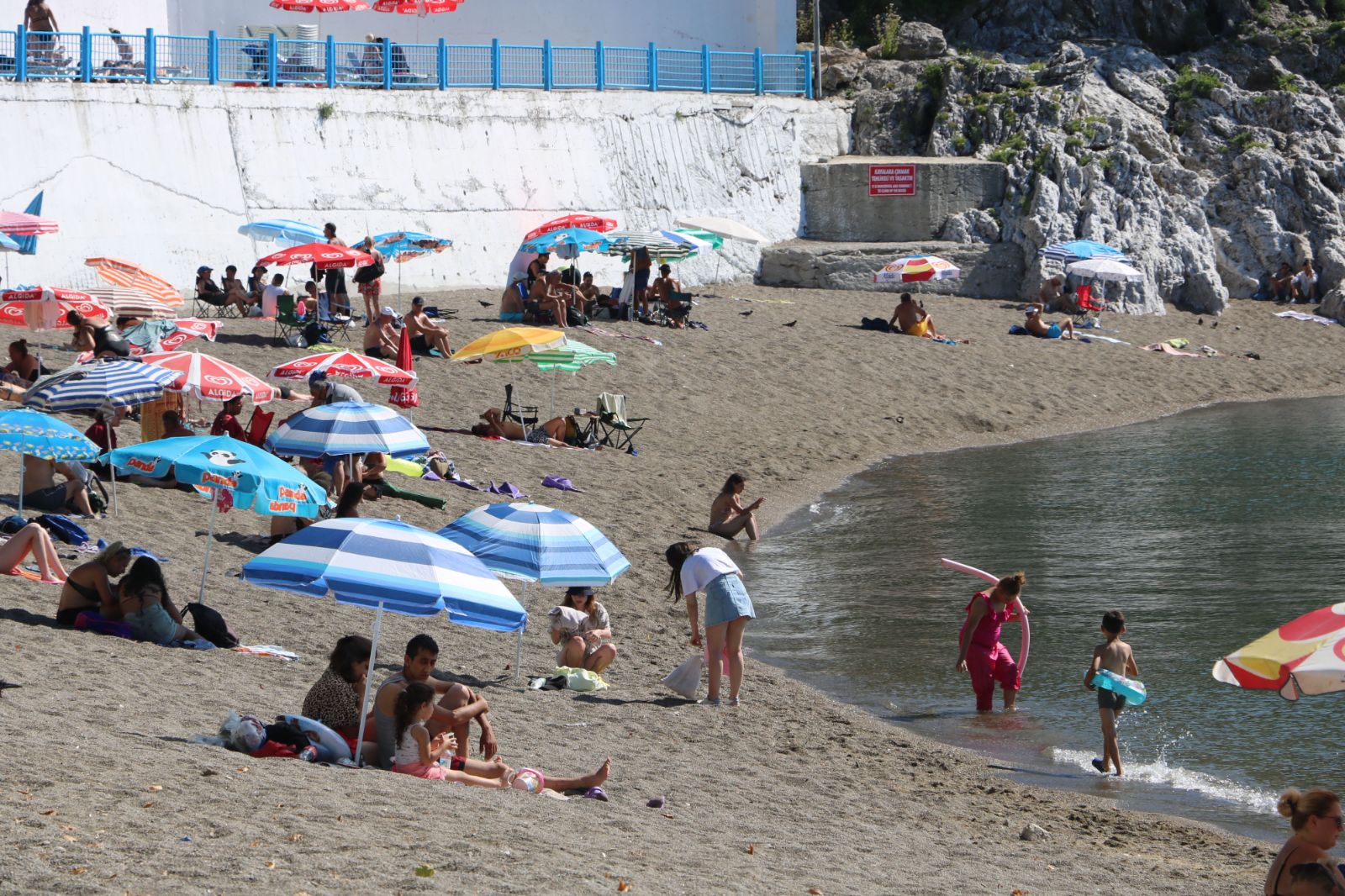 Kapuz Plajı'nda denize girişler yasaklandı