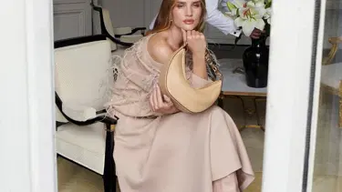 Rosie Huntington-Whiteley'den Valentino Noel koleksiyonu