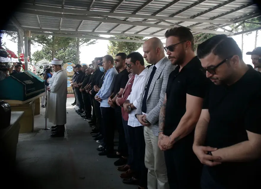 Ebru Gündeş annesini son yolculuğuna uğurladı 11