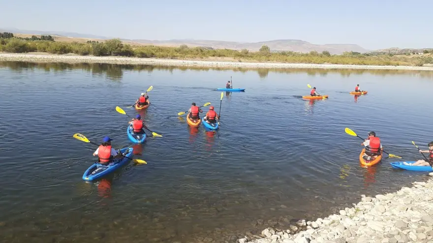 Bingöl, Murat Nehrinde gençlerin kano keyfi Bingöl, Murat Nehrinde gençlerin kano keyfi