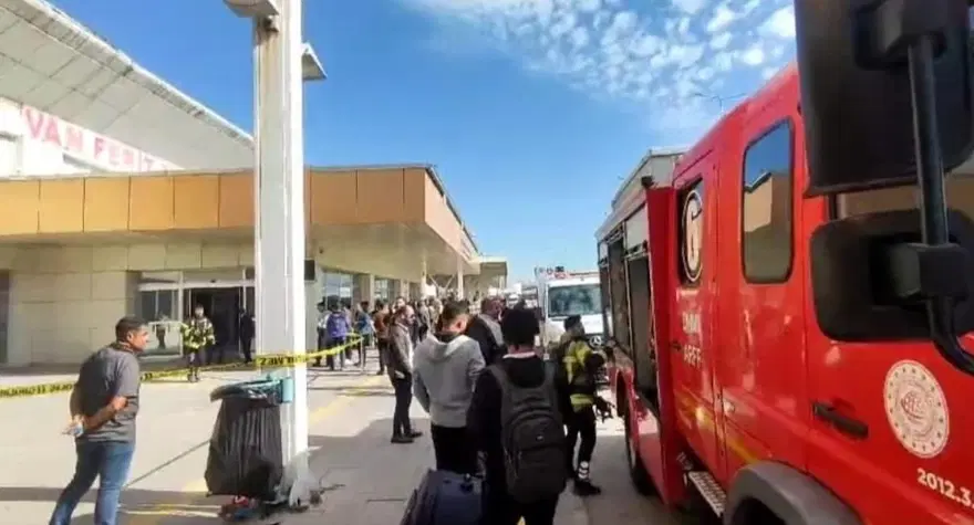 Van Ferit MelenHavalimanı’nda yangın paniği 4 Van Ferit MelenHavalimanı’nda yangın paniği 4