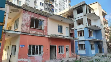 Yakılan metruk bina mahalleliyi tedirgin ediyor