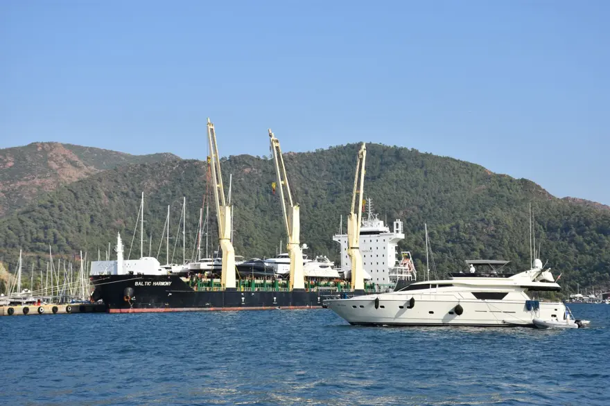 Lüksmotor yatlar Marmaris’e kargo gemisiyle getirildi 3