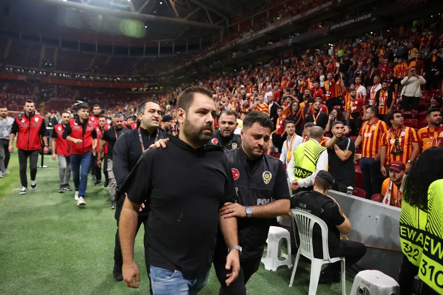 Tribünde sinirler gerildi: PAOK taraftarı stadyumdan çıkarıldı 2