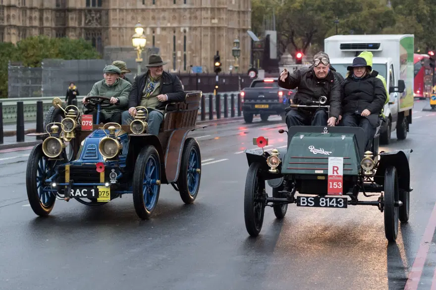 Londra‘da antika otomobiller yarıştı 19