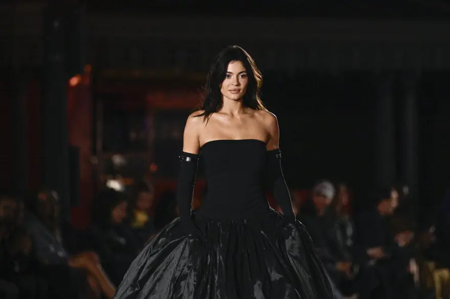 Jenner kardeşler Paris'i ele geçirdi! Moda Haftası'na damga vurdular 3