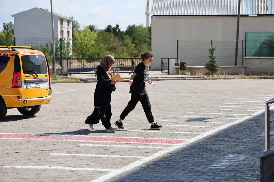 ÖSYM devreye girdi! Sivas'ta 8 öğrenciye YKS tekrarı 8