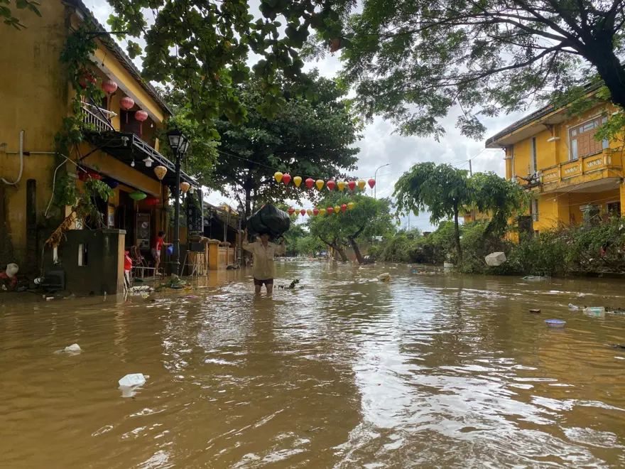 Vietnam’daki sel felaketinde ölü sayısı 13’e yükseldi 5 Vietnam’daki sel felaketinde ölü sayısı 13’e yükseldi 5