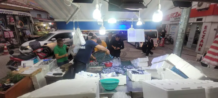 Balıkçıların önünde uzun kuyruk var: Tezgahlar doldu, taştı 1