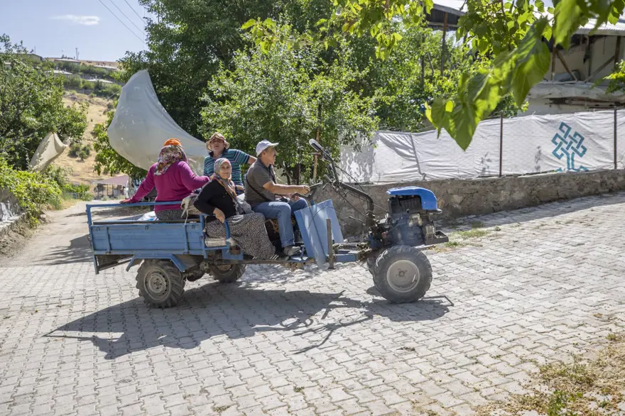 Coğrafi işaretli "Ulukale Dutu" geçim kaynağı oldu! Güneşin karşısında kurutuluyor, elekten geçirilerek hazırlanıyor 26