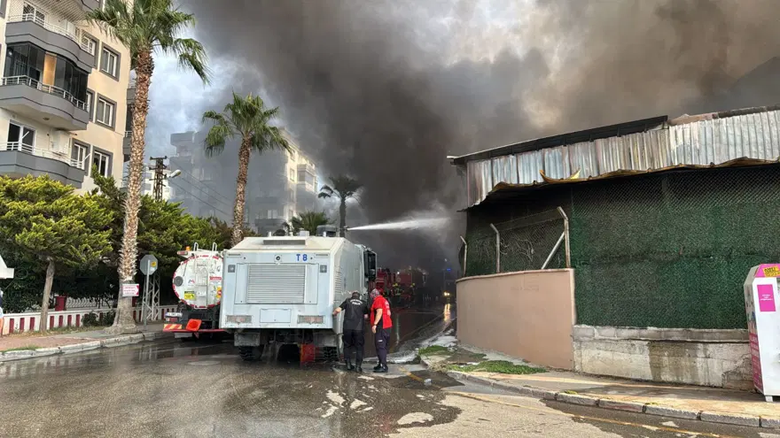 Mersin'de fabrikada korkutan yangın: Patlamalar oldu, yol ulaşıma kapatıldı 2
