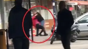 Sokak ortasında kadına şiddet