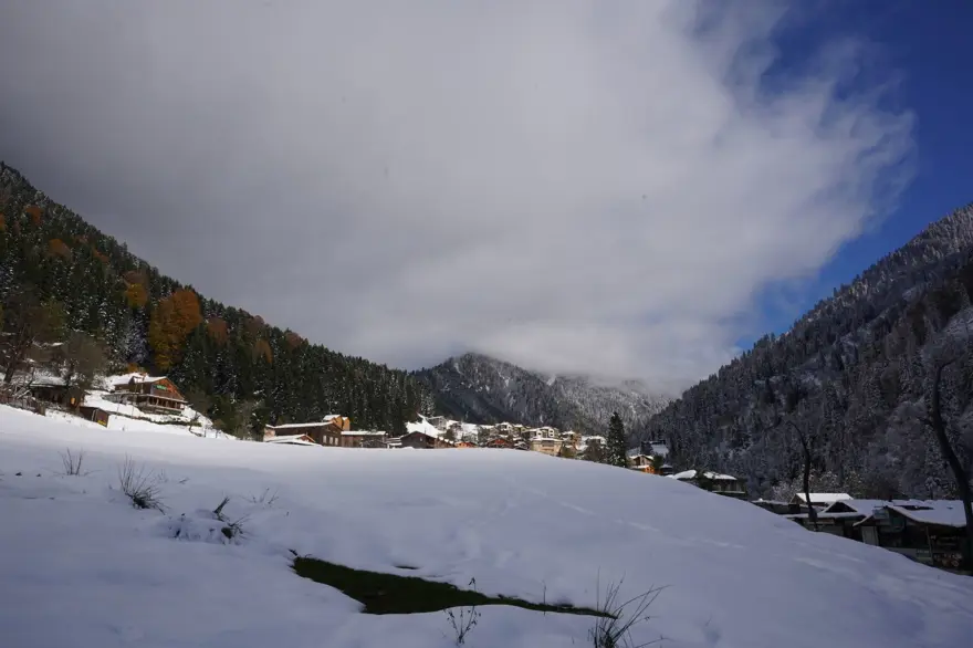 Ayder Yaylası'nda sonbahar ve kış birleşince ortaya kartpostallık görüntüler çıktı 3 Ayder Yaylası'nda sonbahar ve kış birleşince ortaya kartpostallık görüntüler çıktı 3