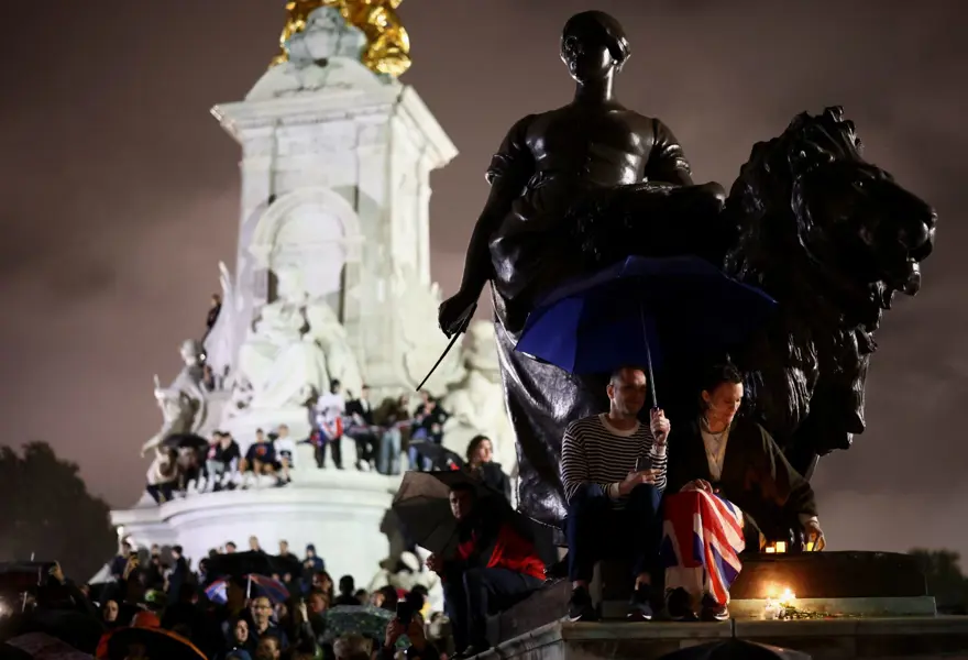 İngiltere'de yas: Halk Buckingham Sarayı'na akın etti 13