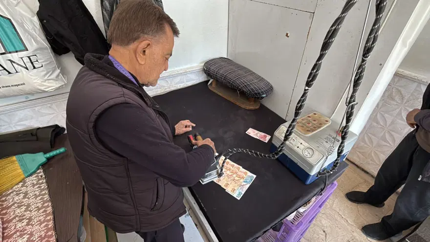 47 yıllık terzi Ahmet'ten ilginç hareket: Aldığı ve verdiği tüm paraları ütülüyor 1 47 yıllık terzi Ahmet'ten ilginç hareket: Aldığı ve verdiği tüm paraları ütülüyor 1