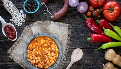 Kuru fasulye günü. Lezzetli bu yemek için lezzetli bir tarif