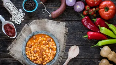 Kuru fasulye günü. Lezzetli bu yemek için lezzetli bir tarif