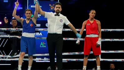 Buse Naz Çakıroğlu ve Esra Yıldız Kahraman, Kadınlar Dünya Boks Şampiyonası'nda madalyayı garantiledi