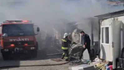 Konteyner kentte yangın (Bir depremzede hastaneye kaldırıldı)