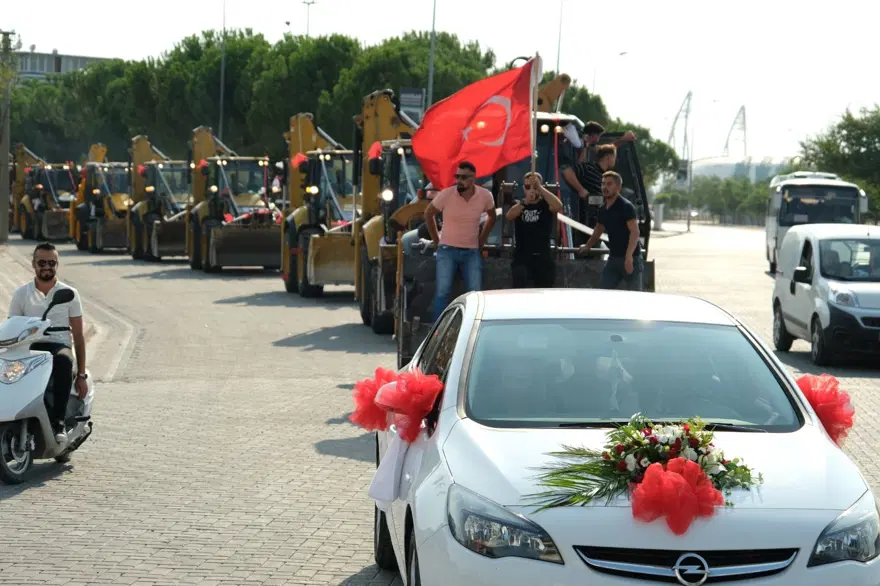 Düğün konvoyunu gören dönüp bir daha baktı 