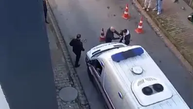 Ümraniye’desağlık personeline saldırı: Ambulansa binmek istedi, aracı yumrukladı