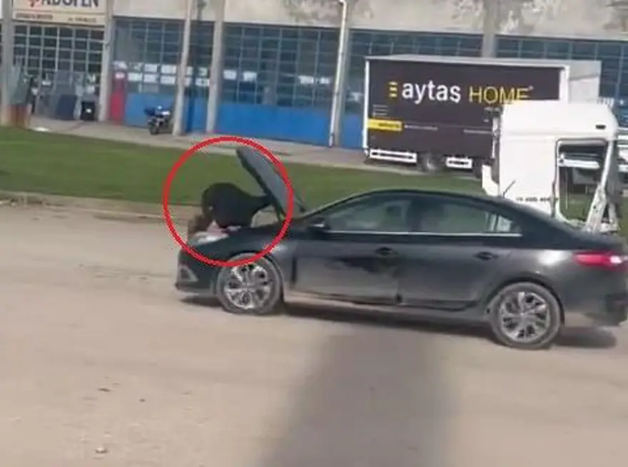 Seyir halindeyken kaputa çıkarak motoru tamir etti 1