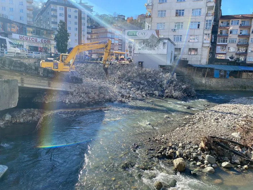 Çayeli'nde sele neden olan köprüler yıkılıyor 12 Çayeli'nde sele neden olan köprüler yıkılıyor 12