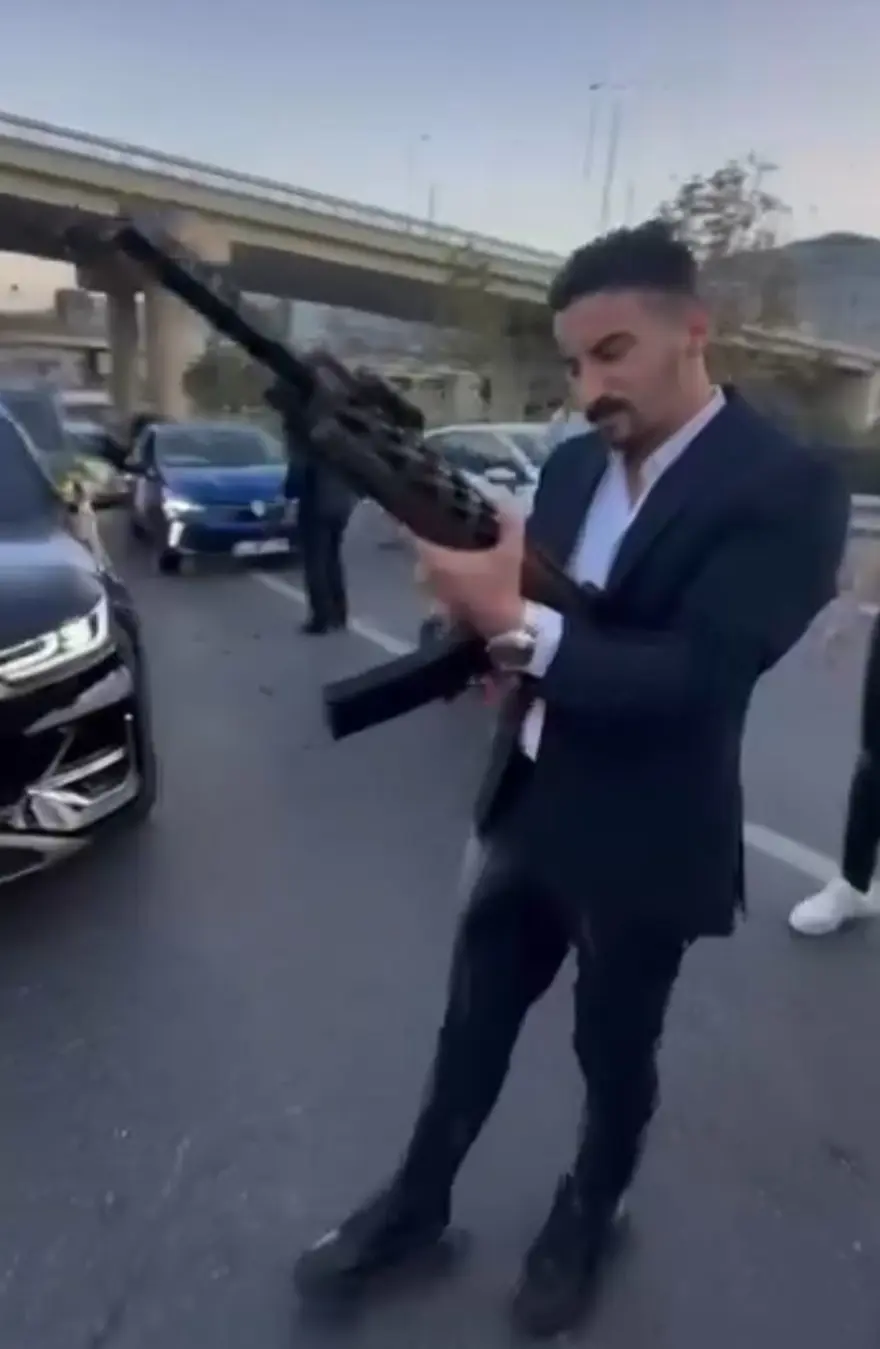 İstanbultrafiğinde akılalmaz görüntü: Düğün konvoyundakiler uzun namlulu silahla ateşaçtı 3 İstanbultrafiğinde akılalmaz görüntü: Düğün konvoyundakiler uzun namlulu silahla ateşaçtı 3