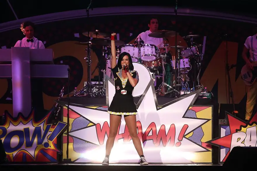 Erkek kostümüyle sahneye çıktı 7