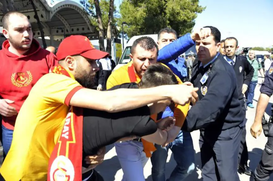 Galatasaray'a havalimanında taraftarlardan tepki 4