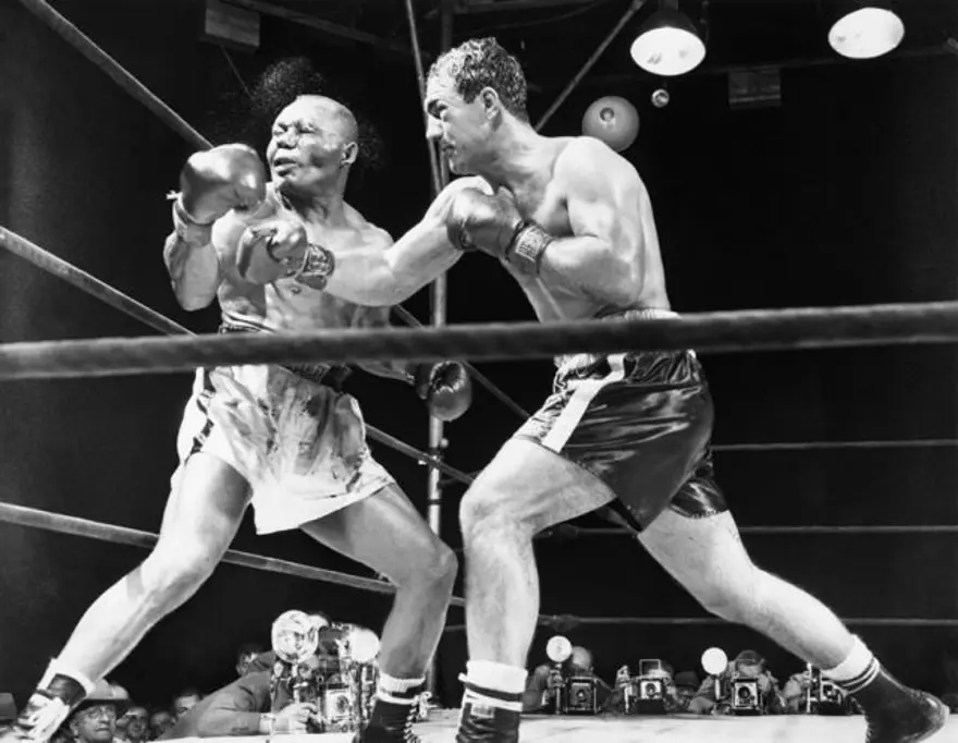 Rocky Marciano, Joe Walcott'ı 'indiriyor' 10