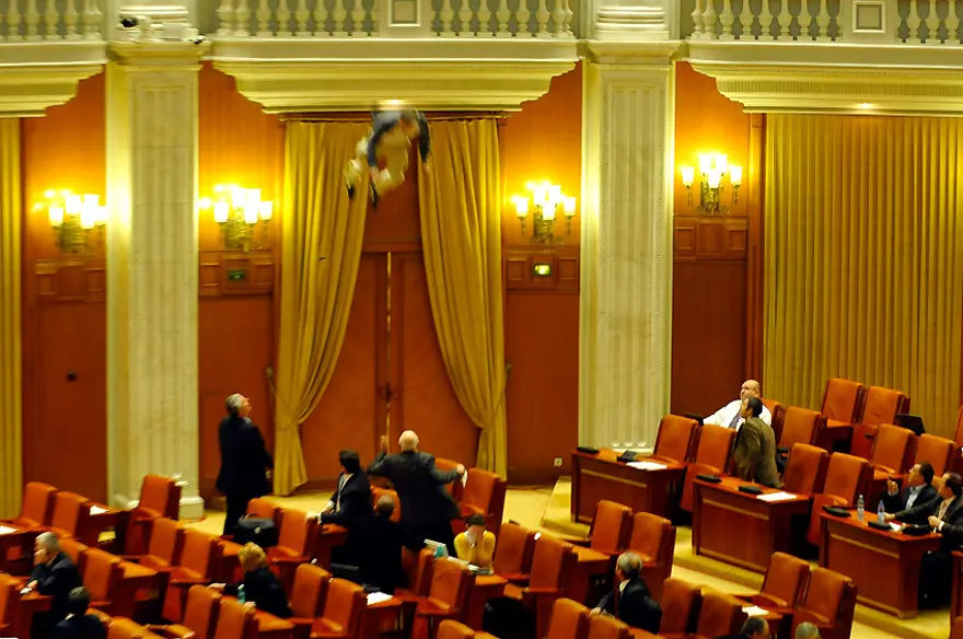 Meclisin balkonundan intihar 5