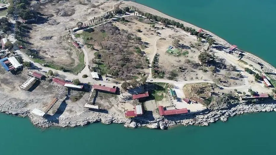 Menderes Adası'nda yıkım. İş yerlerini yaktılar, kendilerine zarar verdiler